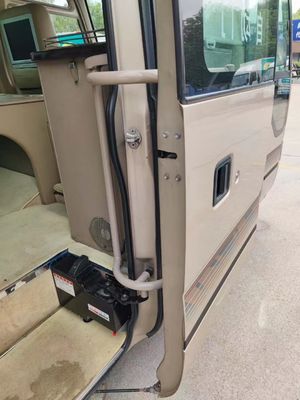 23 chỗ ngồi sử dụng xe buýt tàu điện ngầm với cửa sổ niêm phong hộp số thủ công