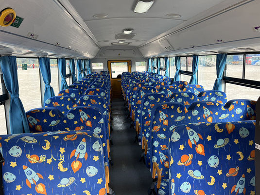 Xe buýt trường học 52 chỗ ngồi được sử dụng để vận chuyển học sinh