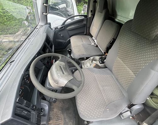 Xe tải cũ Isuzu ELF 600p Xe tải hàng hóa 4KH1 Động cơ diesel và thân xe màu trắng
