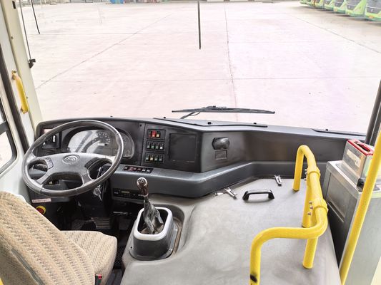 Một xe buýt diesel màu xanh lá cây lái bên trái 8 mét cũ