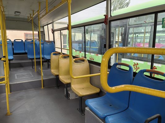 Một xe buýt diesel màu xanh lá cây lái bên trái 8 mét cũ