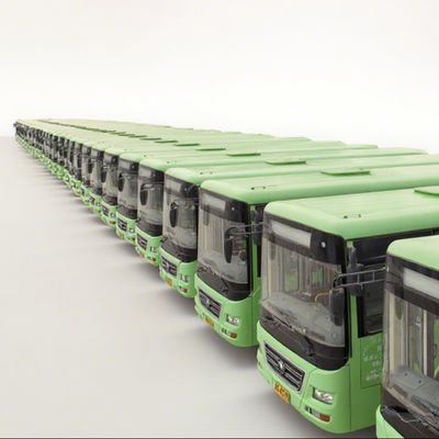 Một xe buýt diesel màu xanh lá cây lái bên trái 8 mét cũ