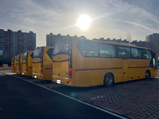 Một chiếc xe buýt King Long màu vàng đã qua sử dụng, 63 chỗ ngồi, động cơ Yuchai và hộp số sàn