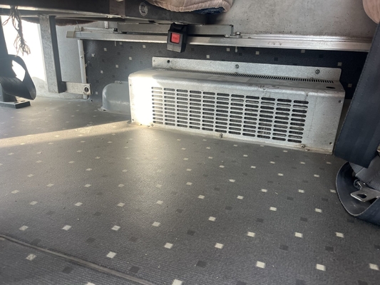 Một chiếc xe buýt King Long màu vàng đã qua sử dụng, 63 chỗ ngồi, động cơ Yuchai và hộp số sàn